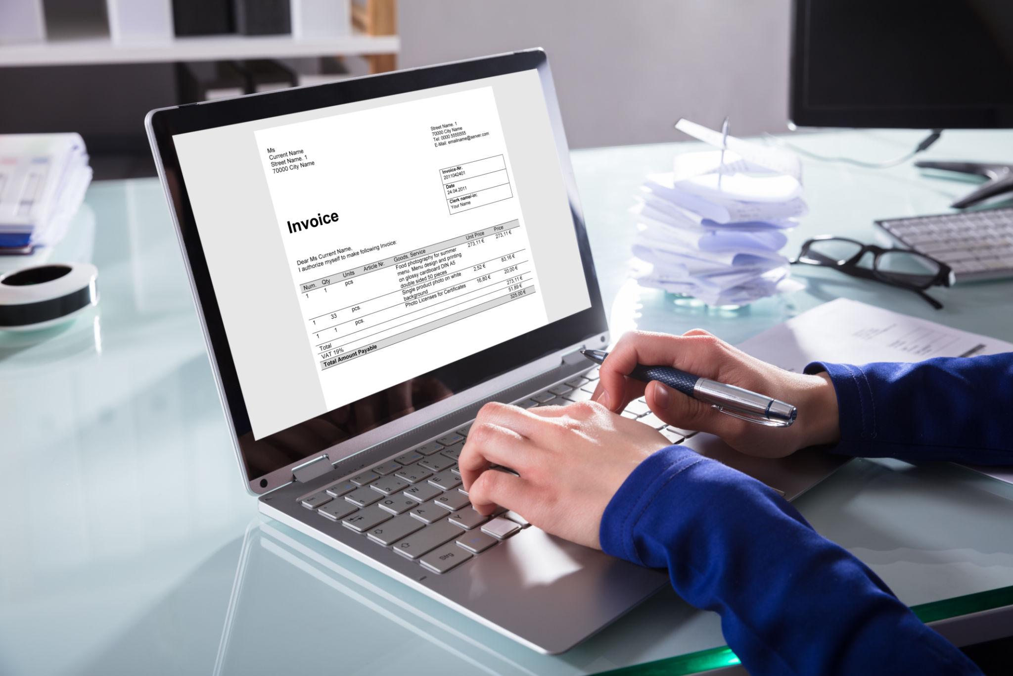 Apa Itu Commercial Invoice? Pengertian, Fungsi, Contoh, dan Cara Membuatnya